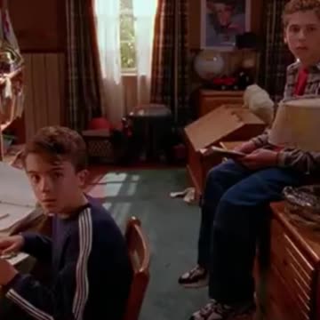 When mom's detective mode kicks in! 🕵️‍♀️😂