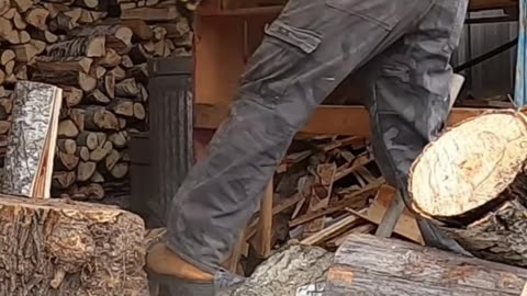 Axe Master_ Watch Him Split Logs Like a Pro (Canadian Style!) #livingoffgrid