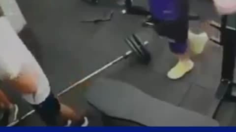 VIDEO: Hombre 55 pesas