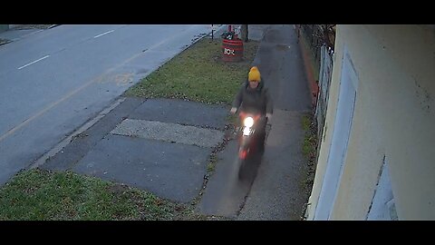 A rendszeresen a törvények felett álló, járdán motorozó borsodiné pol erzsébet !!