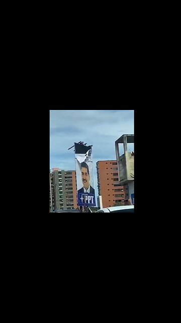 🇻🇪 BREAKING: Venezuela Citizens are now ripping down posters and statues of Maduro