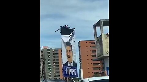 🇻🇪 BREAKING: Venezuela Citizens are now ripping down posters and statues of Maduro