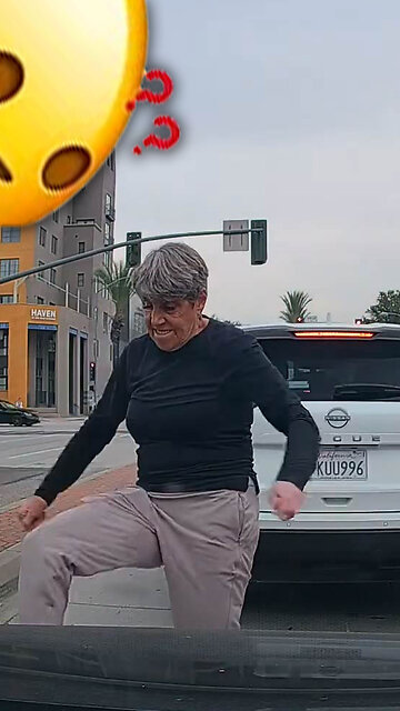 Encontronazo inesperado al salir de un estacionamiento en EE.UU.