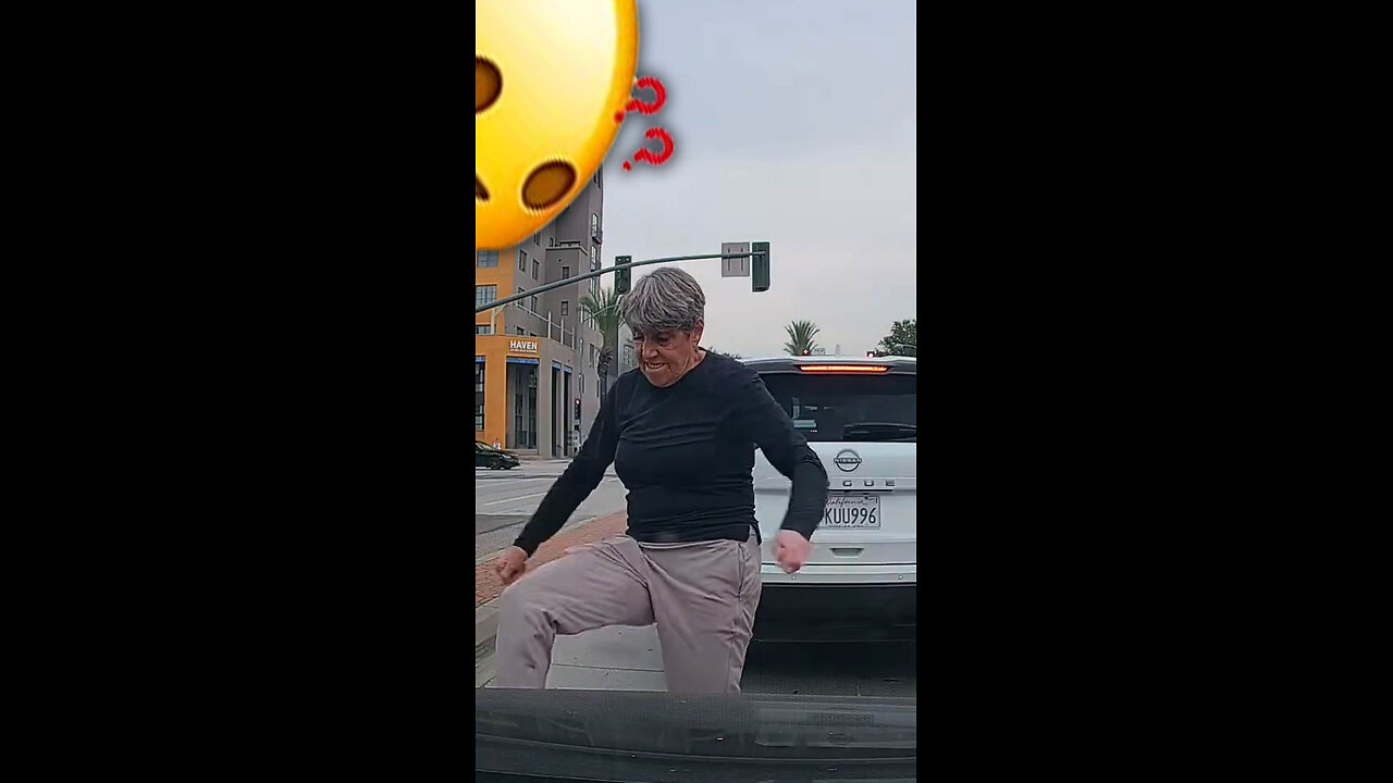 Encontronazo inesperado al salir de un estacionamiento en EE.UU.