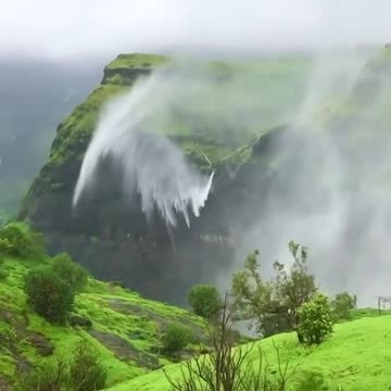 🙀 Have you ever seen a waterfall moving upstream?