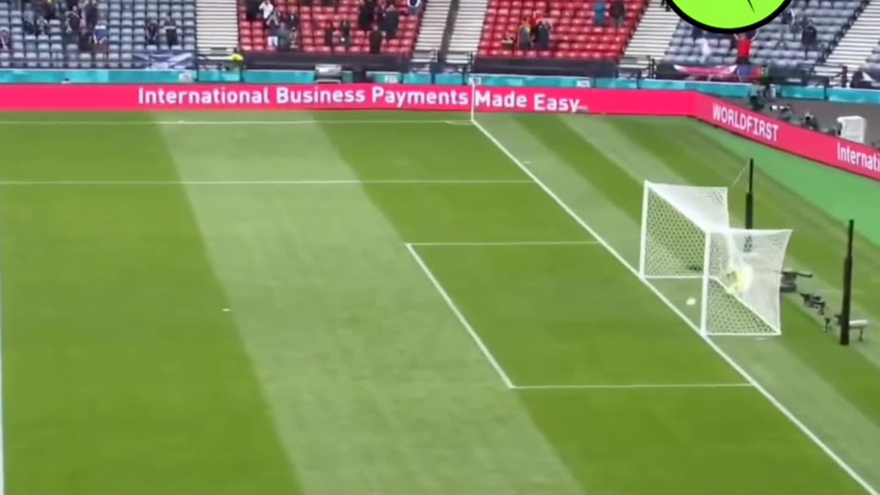 It's amazing how they can score goals from such long distances ⚽🏃