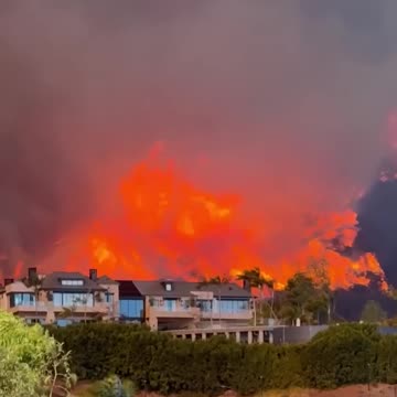 Palisades fire seen tearing through Southern California(1080P_HD)