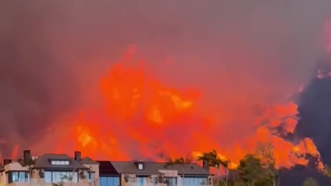 Palisades fire seen tearing through Southern California(1080P_HD)