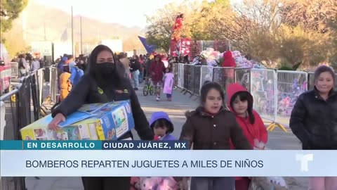 Bomberos esparcen el espíritu de Navidad en Ciudad Juárez