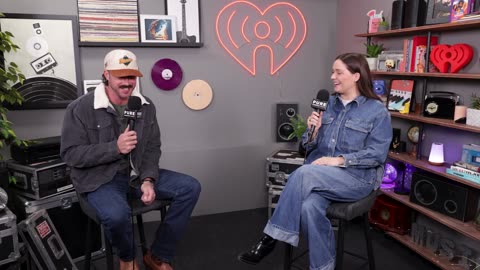 Riley Green on His Hunting Accident, Touring Canada, Carl The Cowboy Corgi, and