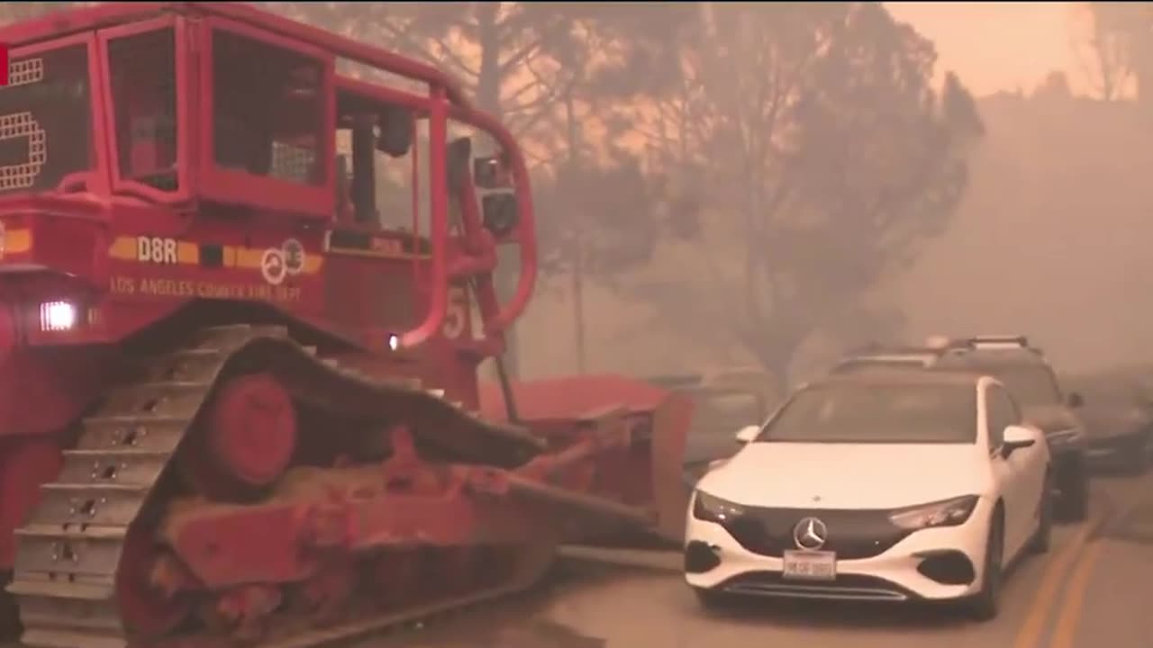 Abandoned vehicles bulldozed as firefighters battle Pacific Palisades