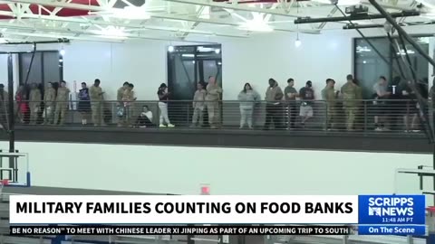 Famiglie di militari in coda alla dispenza del reparto alimentari