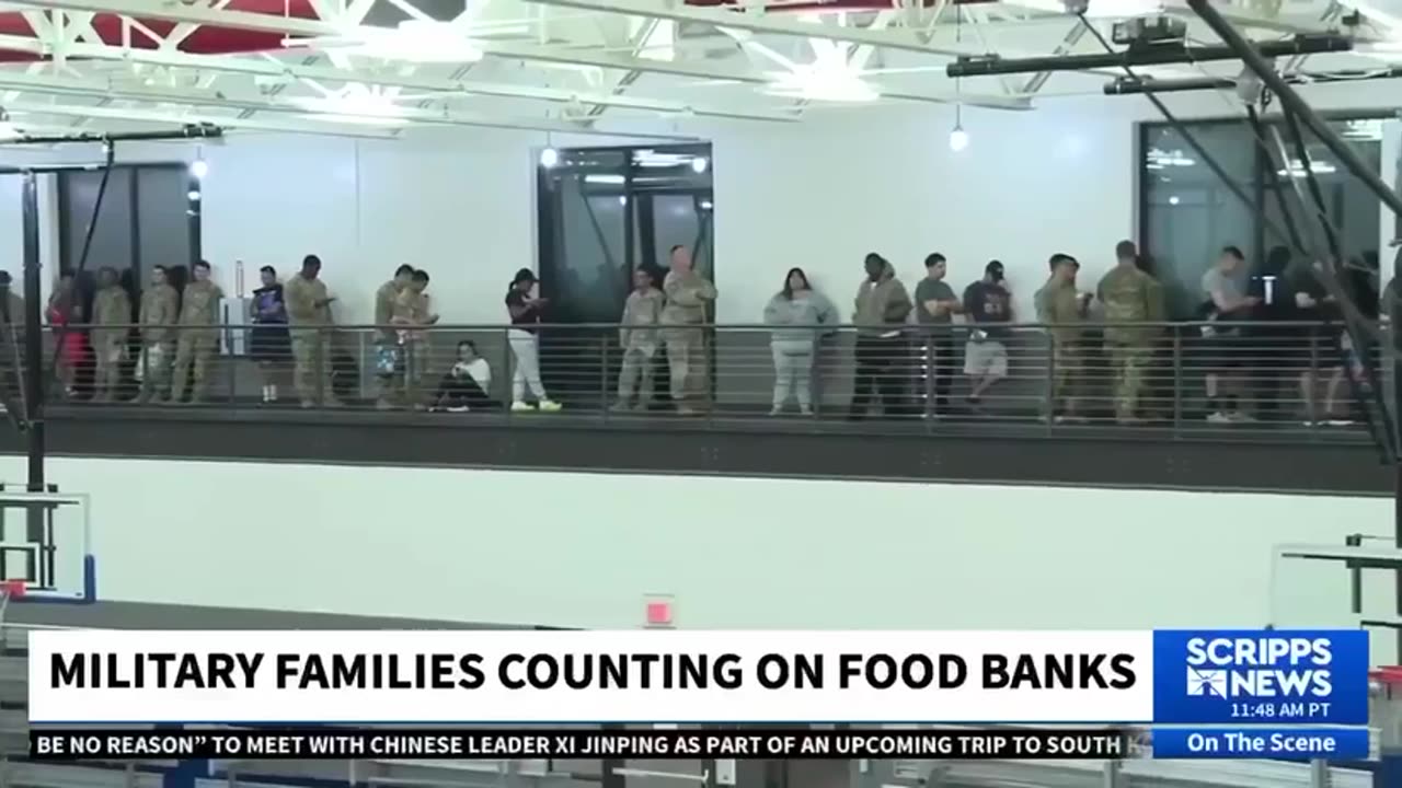 Famiglie di militari in coda alla dispenza del reparto alimentari