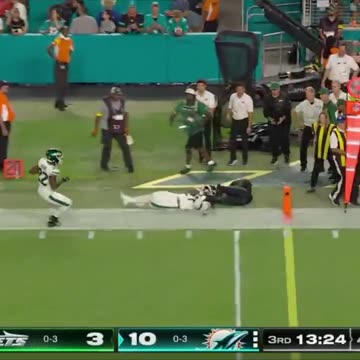 Dolphins WR Tyreek Hill suffers gruesome leg injury
