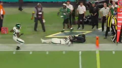 Dolphins WR Tyreek Hill suffers gruesome leg injury