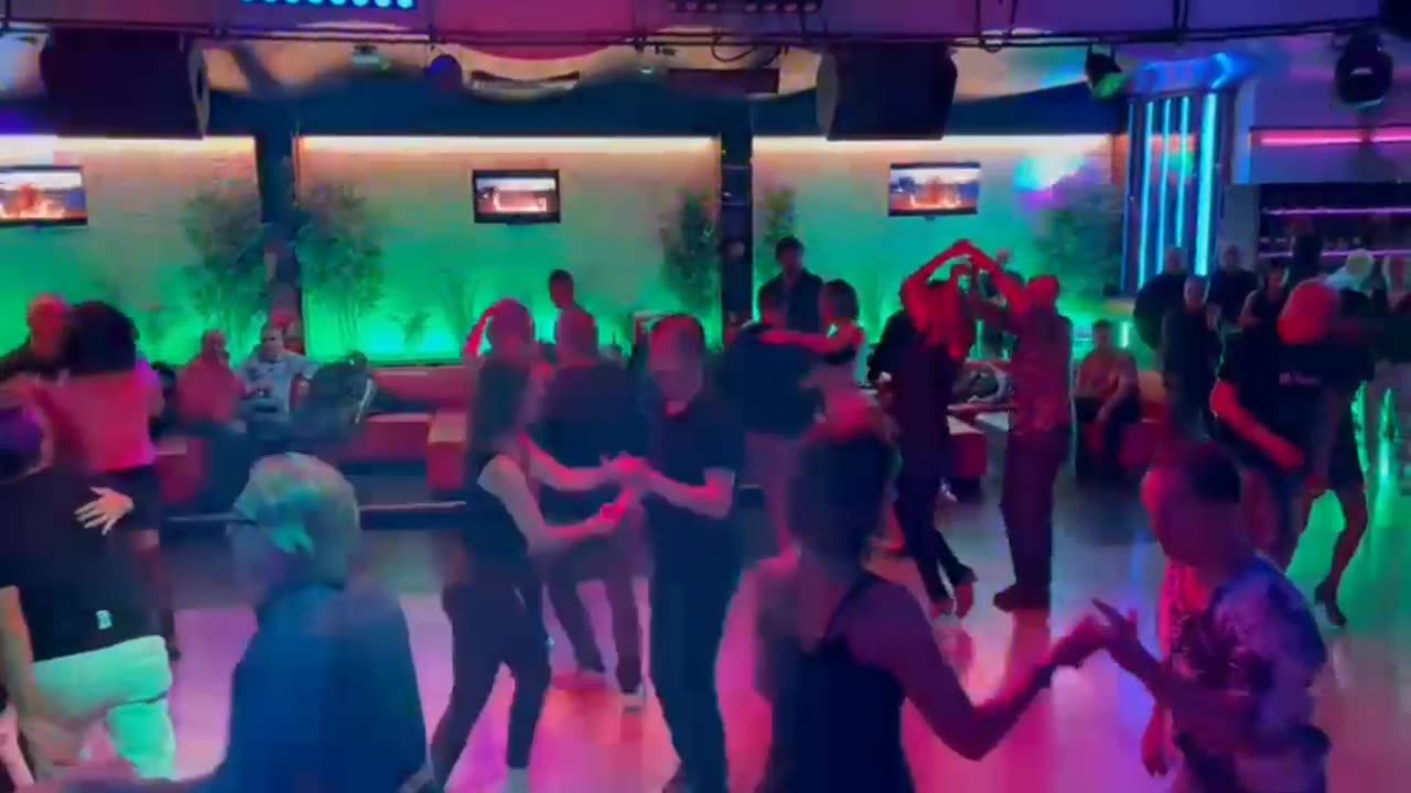 Italia baila al ritmo de Néstor Pacheco