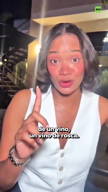 Se queja porque un restaurante le cobró por descorchar su botella