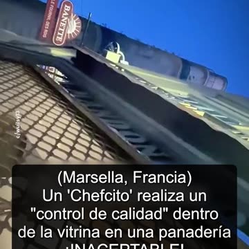 (Marsella, Francia) Ratas en la vitrina de una panadería