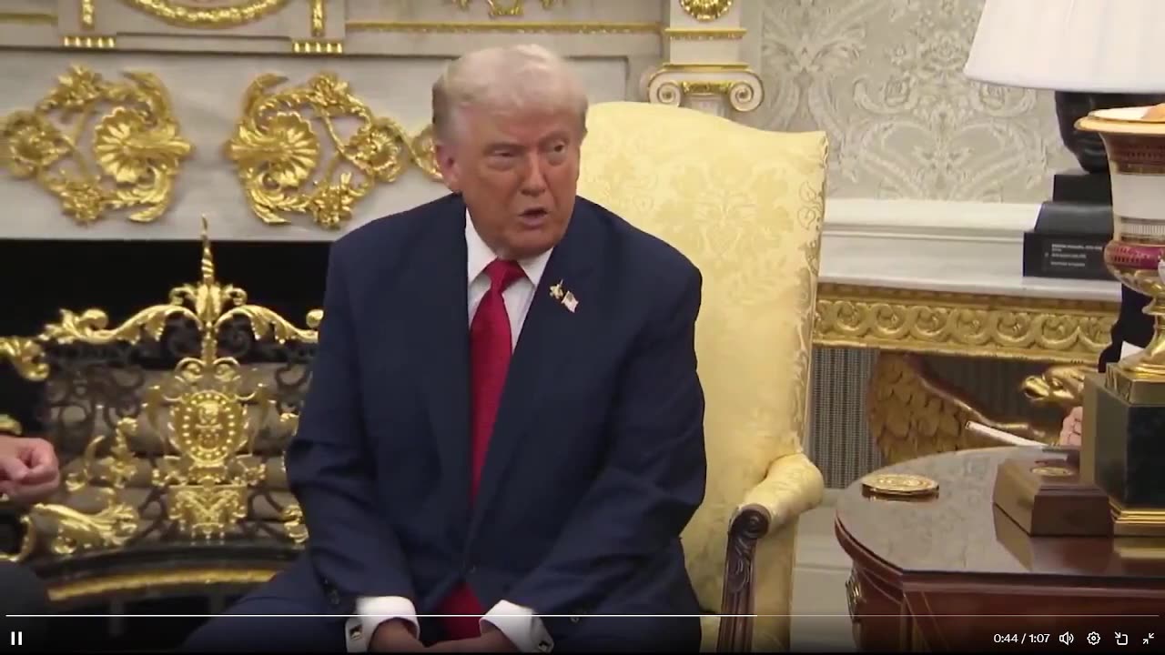 Tổng thống Trump cho biết ông SẼ KHÔNG nhượng bộ trước yêu cầu của Chuck Schumer về 1 NGHÌN TỶ ĐÔ LA