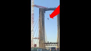 Un retrete portátil cae como una enorme 'bomba fétida' en medio del tráfico en España