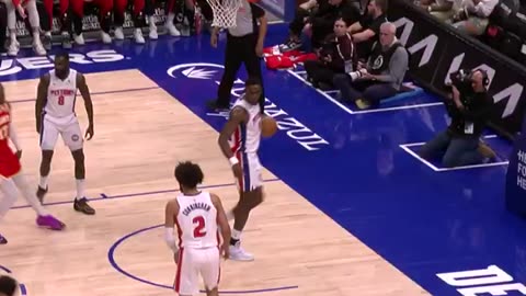 NBA - Trae stops on a DIME, and calmly knocks down the triple 👀