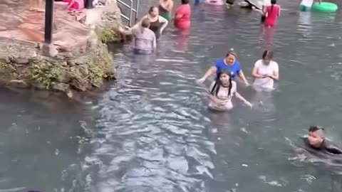 Una piedra en forma de cocodrilo espanta a bañistas en un bancario