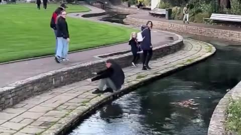 Fallido salto sobre un arroyo termina en chapuzón inesperado