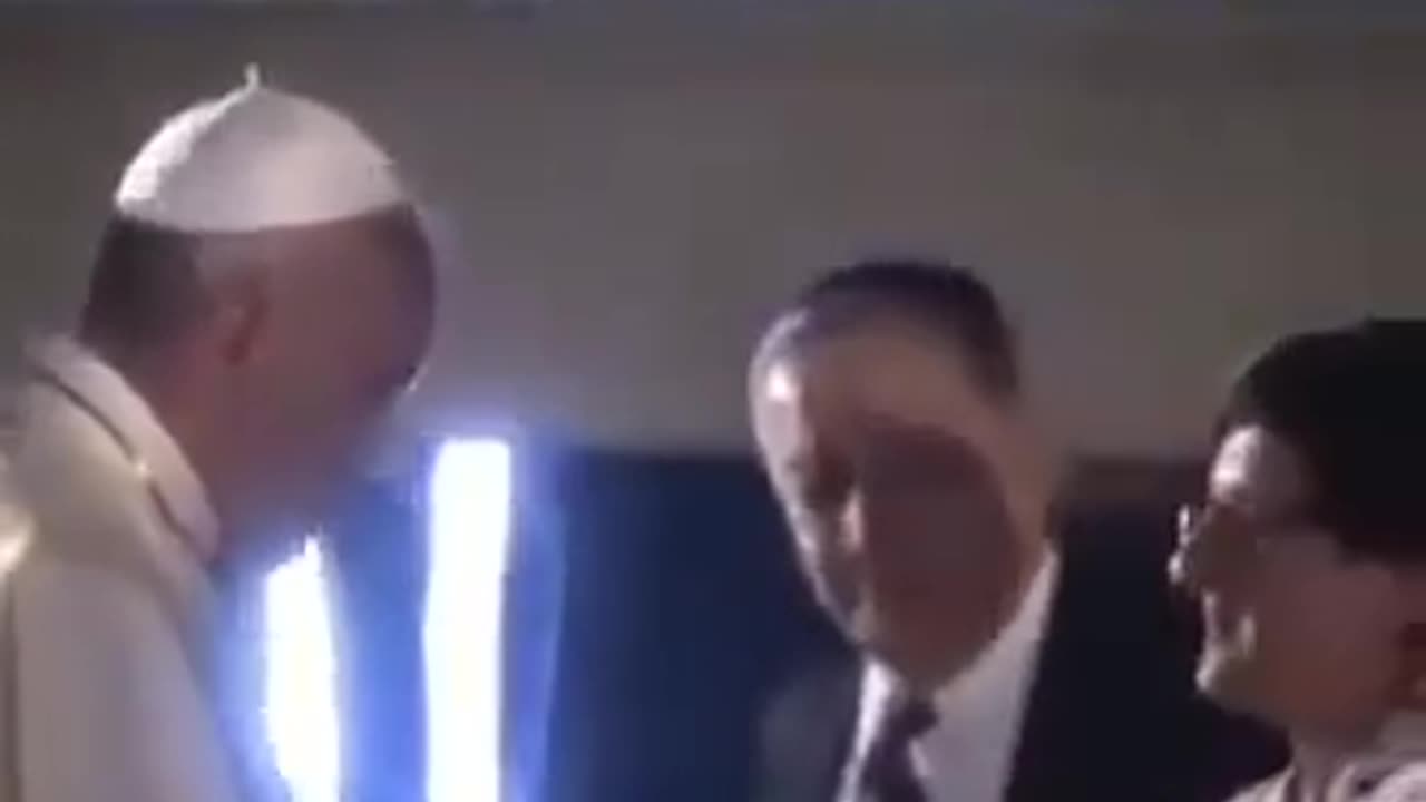 Papa Francesco bacia le mani dei Rothschild