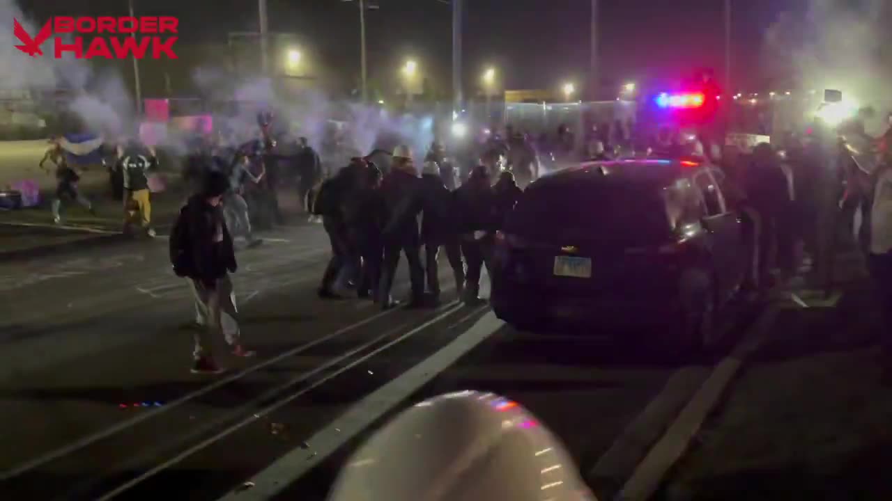 Battle Zone 💥 ICE Broadview: Federal officers drive back Antifa Militants