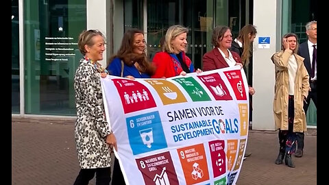 Ministeries van BZ en Infrastructuur en Waterstaat hangen de SDG vlag uit 25-09-2023