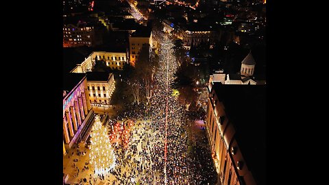 🇬🇪🎄 This is how protesters in Tbilisi celebrated the New Year at a huge table