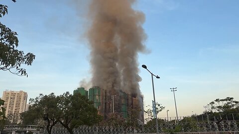 Incendio devora rascacielos residenciales en Hong Kong