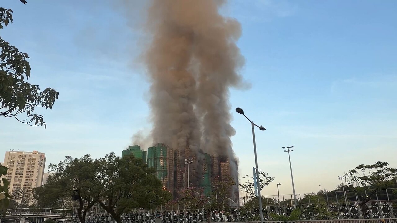 Incendio devora rascacielos residenciales en Hong Kong