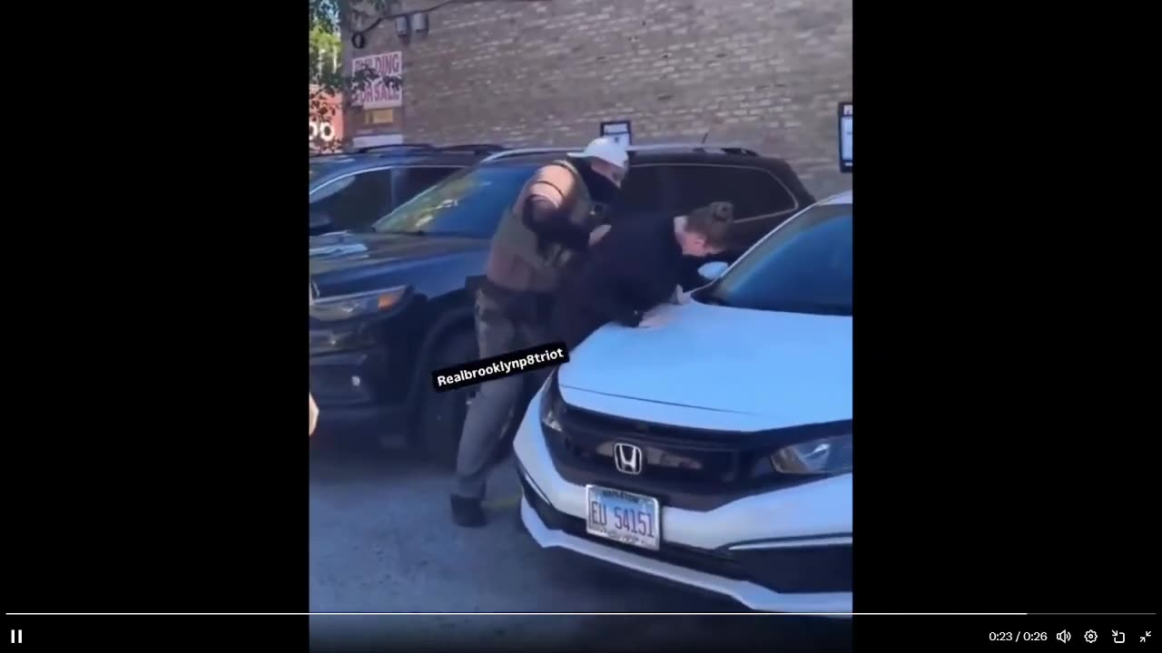 “Karen” bước tới để cản trở các đặc vụ liên bang, sau đó bị xịt thuốc và còng tay.