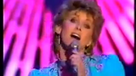 Olivia Newton-John - Make A Move On Me (1982 American Music Awards)