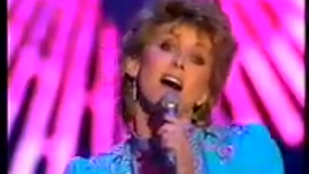 Olivia Newton-John - Make A Move On Me (1982 American Music Awards)