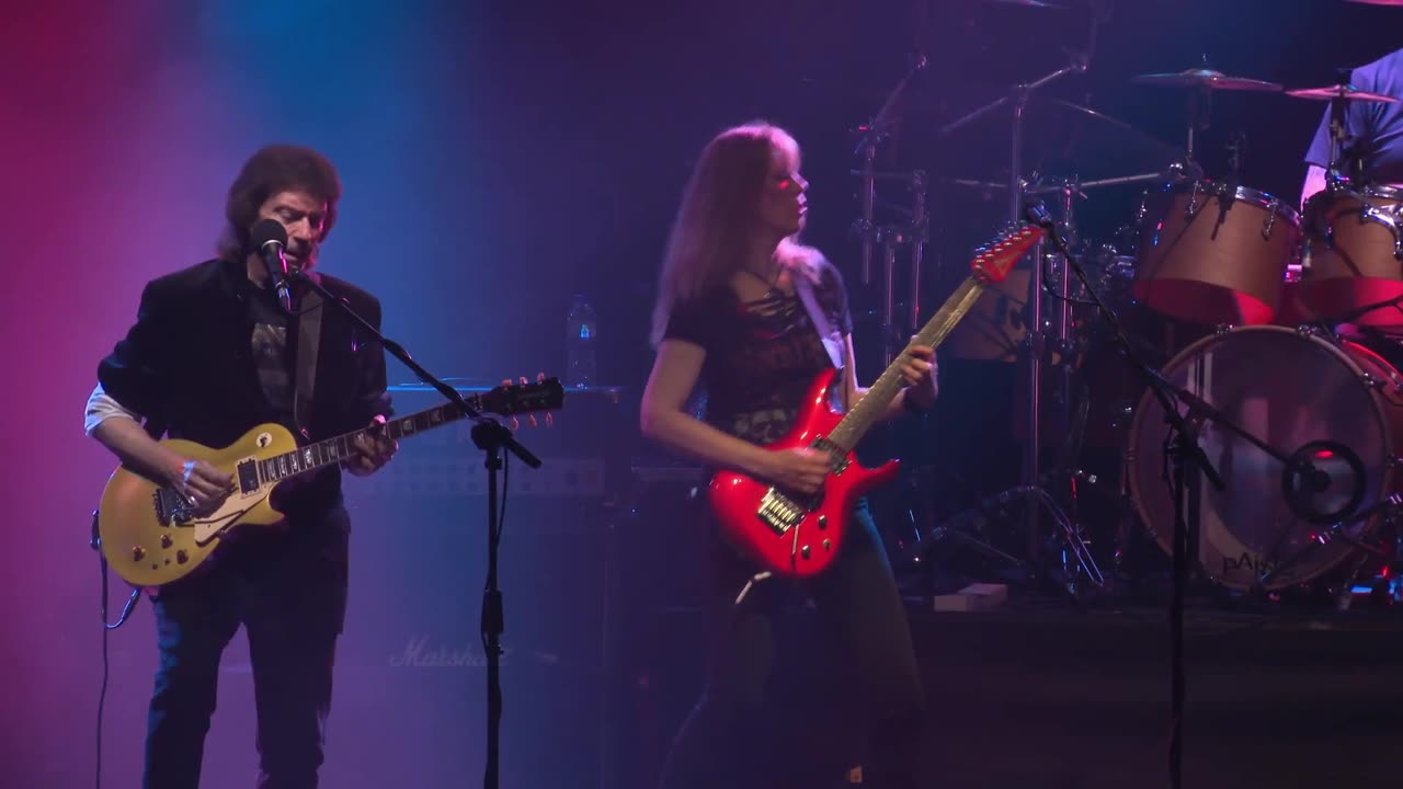 Held in the Shadow - Steve Hackett (live)