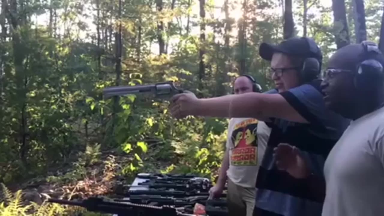 😮🔫 S&W Model 500 revolver recoil on the wrong hands! | FeedMyCuriosity