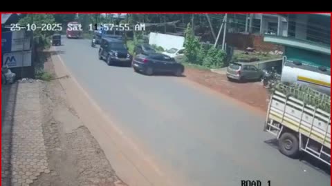 Thrissur: Parked Baleno Rolls Downhill, Crashes into Thar; Highlights Handbrake Negligence