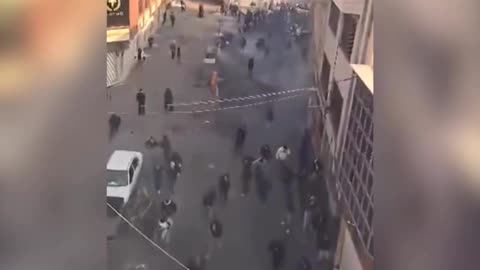 Protesters, security forces clash in Tehran's Grand Bazaar 01/06