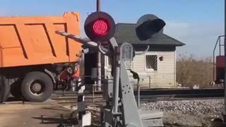 Camionero sobrevive a colisión con tren en Rusia