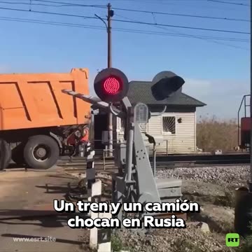 Camionero sobrevive a colisión con tren en Rusia