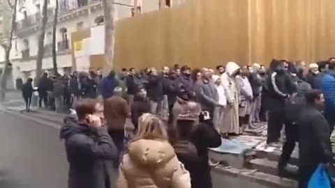 Illegal Muslim street "prayer" disrupted by French Patriots singing "La Marseillaise"