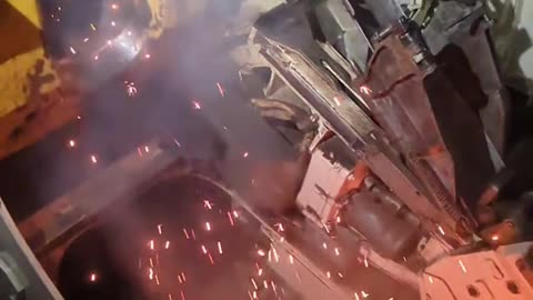 Ukrainian Self-Propelled Howitzer Spraying Still-Burning Propellant Inside