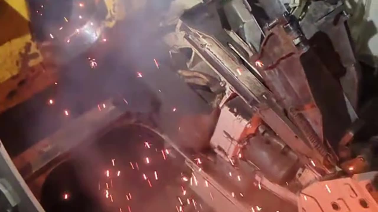 Ukrainian Self-Propelled Howitzer Spraying Still-Burning Propellant Inside
