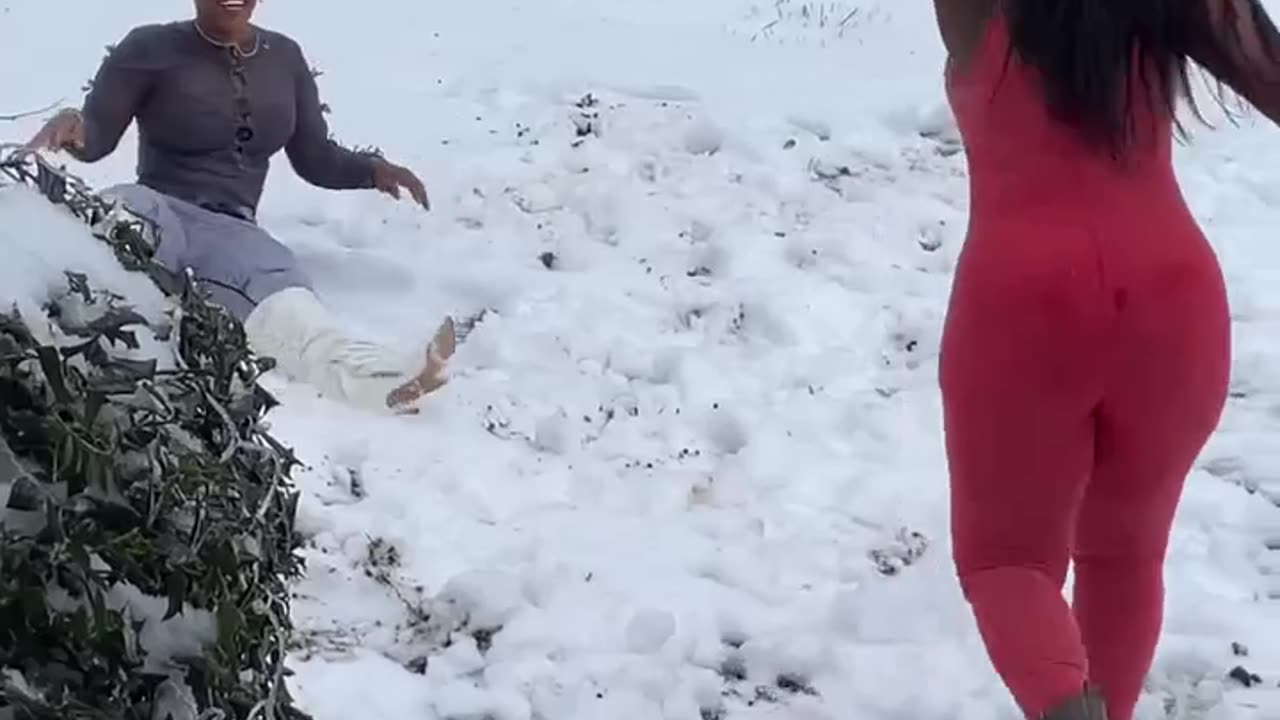 Big thick Curvy Azz women snow play.