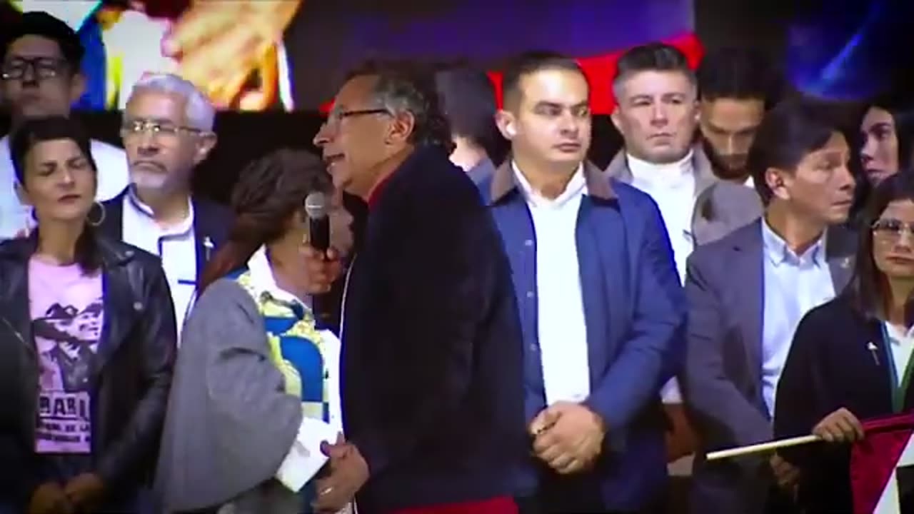 Petro quer matar VICKY DÁVILA.