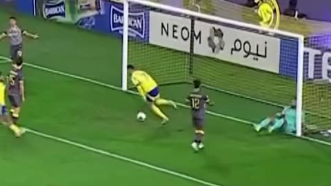Watch the power of the Cristiano shot, it's unreal