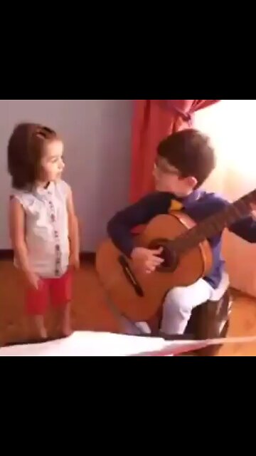 خواهر و برادر ببین چقدر قشنگ اجرا میکنند.