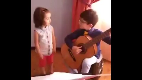 خواهر و برادر ببین چقدر قشنگ اجرا میکنند.